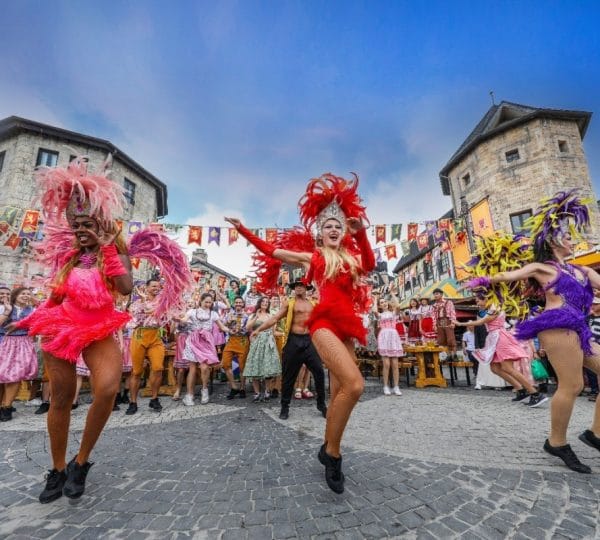 Hàng nghìn du khách trải nghiệm lễ hội bia tươi trên đỉnh Bà Nà